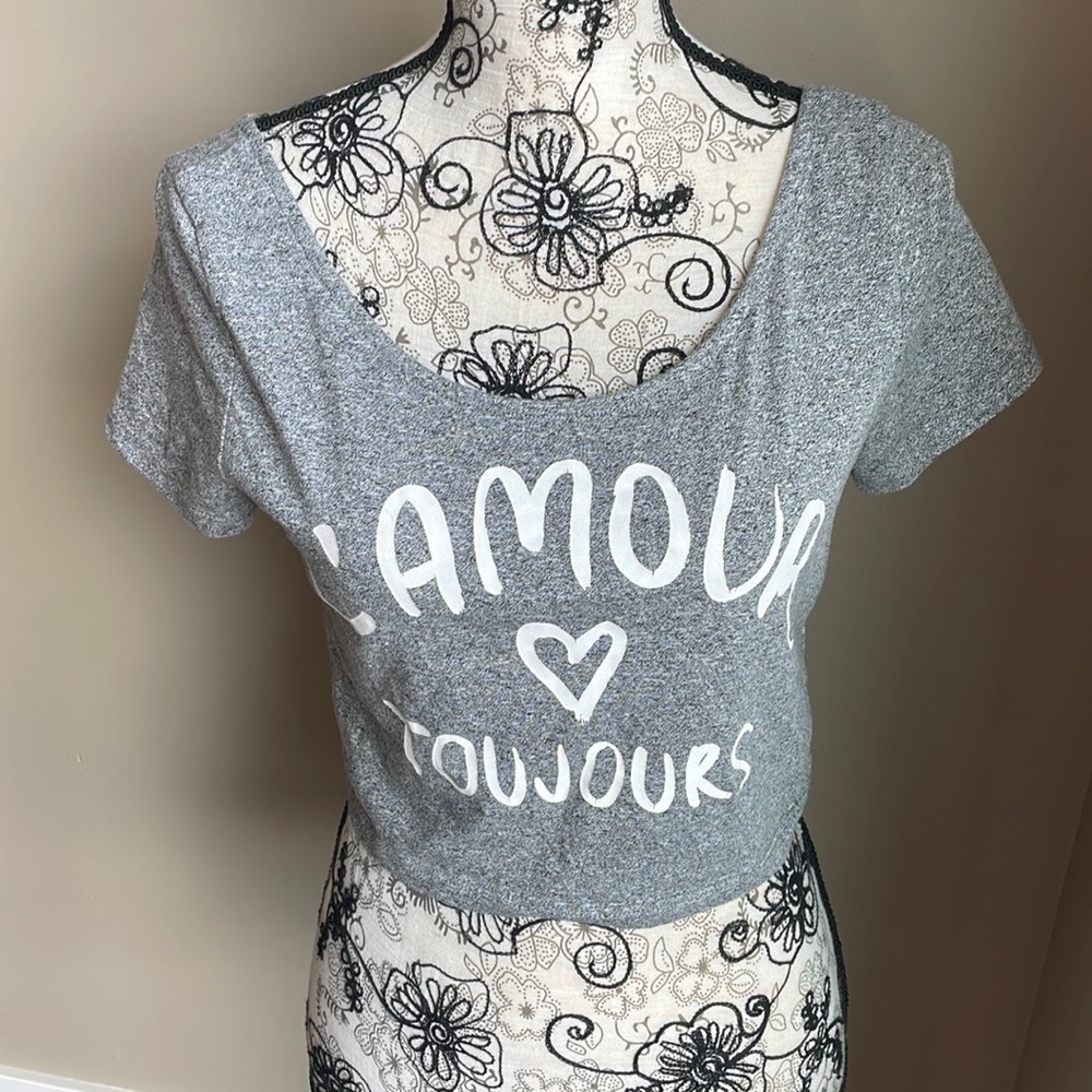 🌻3/$20 Divided by H&M crop top medium “L’amour Toujours”